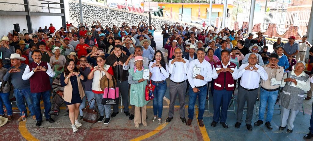 Tonantzin Fernández fortalece al campo cholulteca con entrega de biofertilizantes