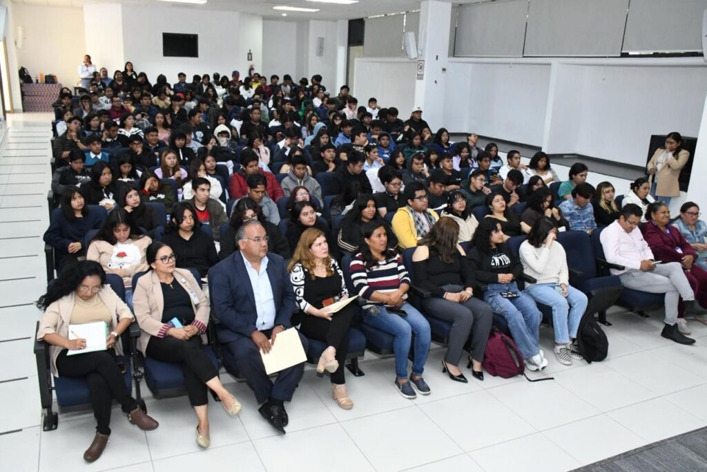 Sensibiliza UTH a estudiantes con conferencia sobre cuidado del medio ambiente