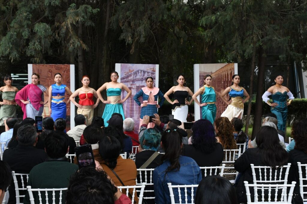 Recrean estudiantes de UTH la moda antigua con reinterpretación contemporánea en pasarela
