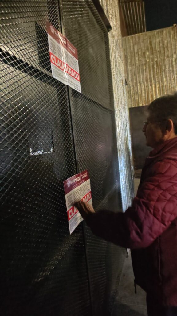 Clausuran Bar ¡Una y ya! en La Juárez tras reportes de hechos violentos; autoridades municipales intervienen.