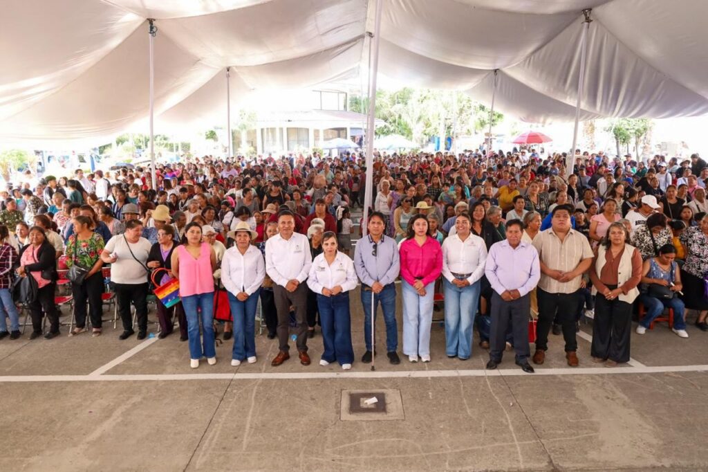Armando Aguirre y María del Pilar Tototzintle celebran a las madres de Coronango