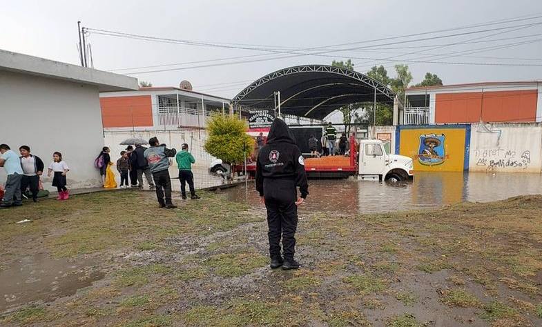 Protección Civil de Coronango activa operativo y auxilia a estudiantes tras lluvias en Ocotlán