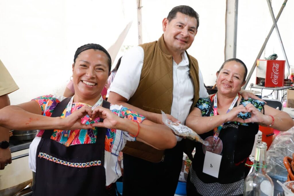 CONVIVENCIA Y CERCANÍA DEL GOBERNADOR ARMENTA MIER EN LA FERIA DE PUEBLA