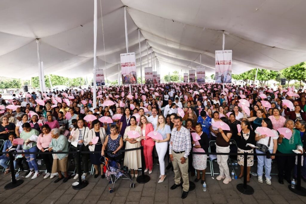 CON AMOR Y CARIÑO SEDIF CONSIENTE A 2 MIL MADRES EN ACATZINGO