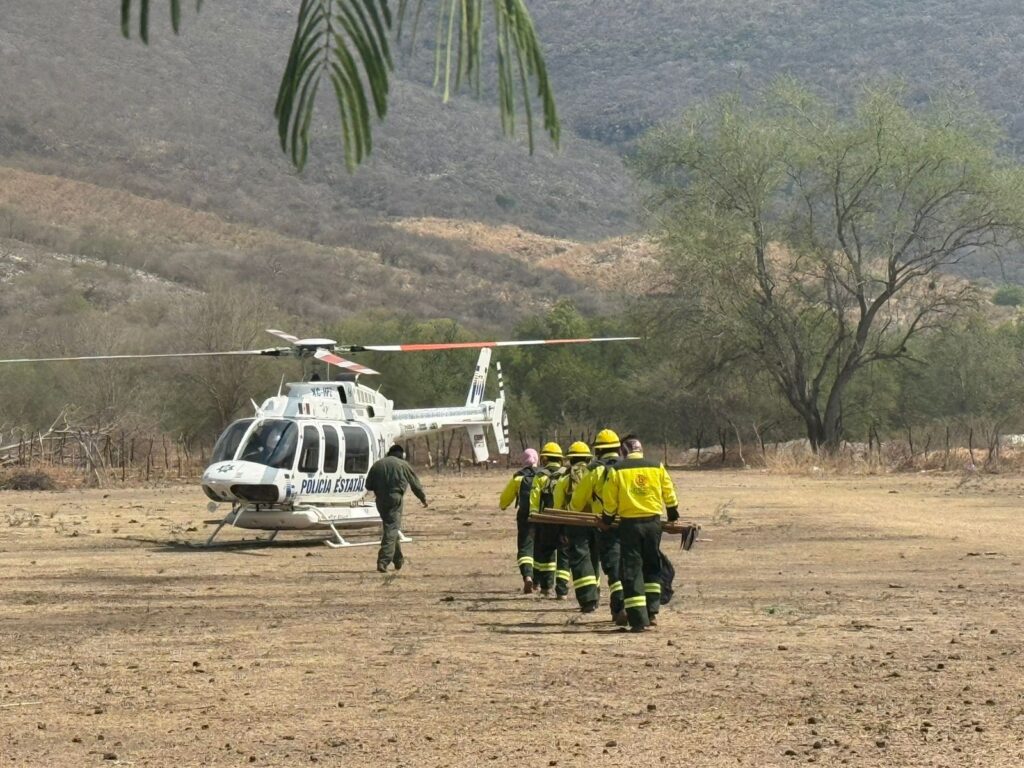 GOBIERNO ESTATAL DESPLIEGA OPERATIVO AIRE-TIERRA PARA CONTENER INCENDIO FORESTAL EN COHETZALA