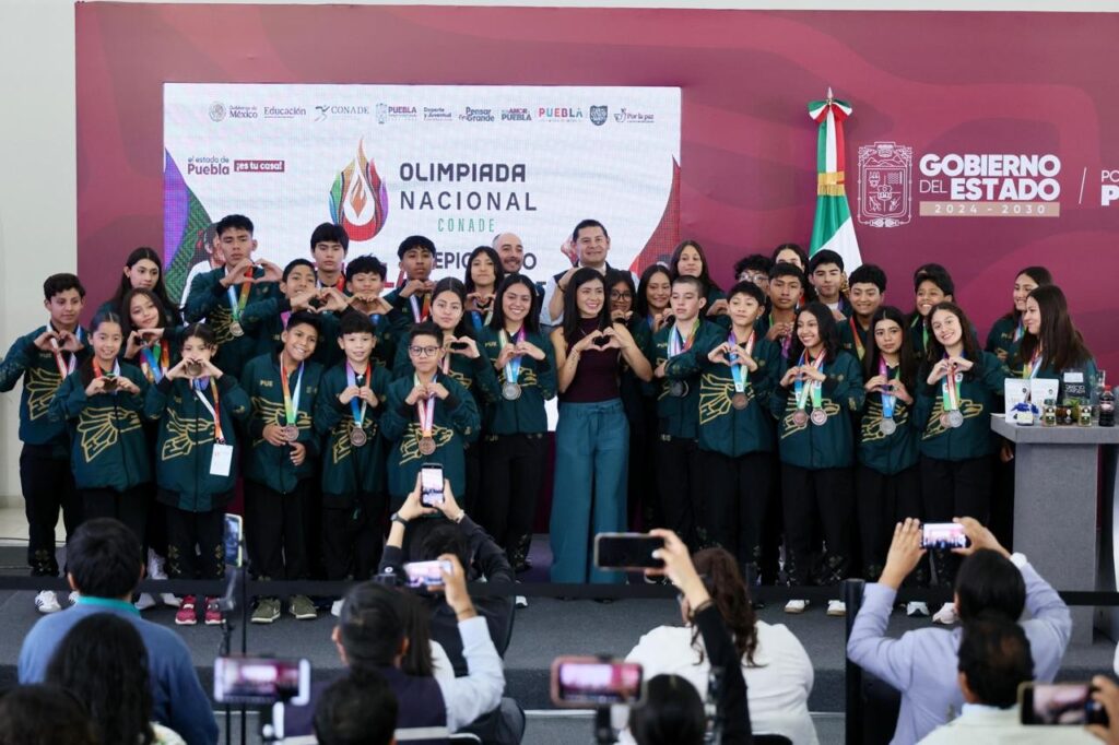 GOBIERNO ESTATAL PREMIA ESFUERZO DE ATLETAS POBLANOS EN OLIMPIADA CONADE 2026