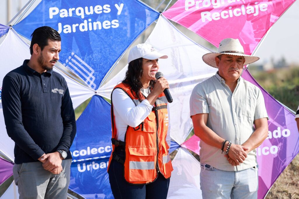 Lupita Cuautle lleva mantenimiento integral a vialidades de Cacalotepec