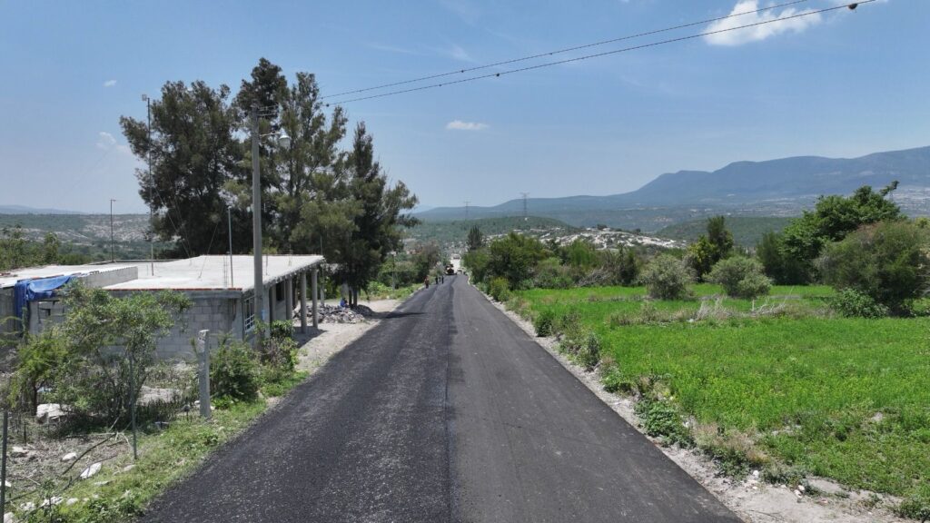 Construye Gobierno estatal 3.3 kilómetros del camino a las Loberas en Tecali