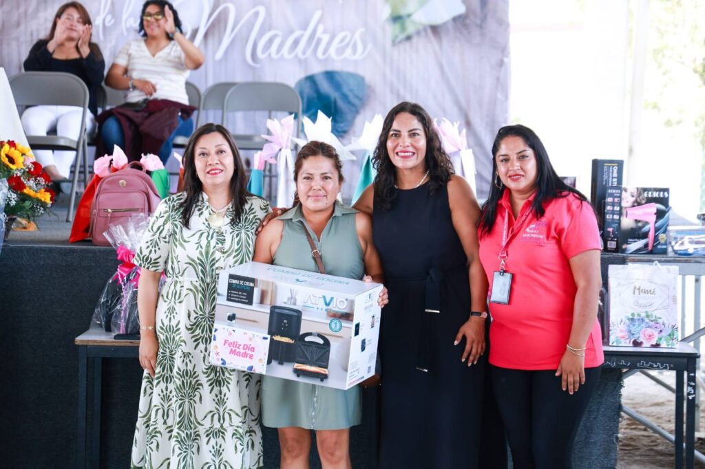 Lupita Cuautle reconoce a madres sanandreseñas con entrega de obsequios en escuelas