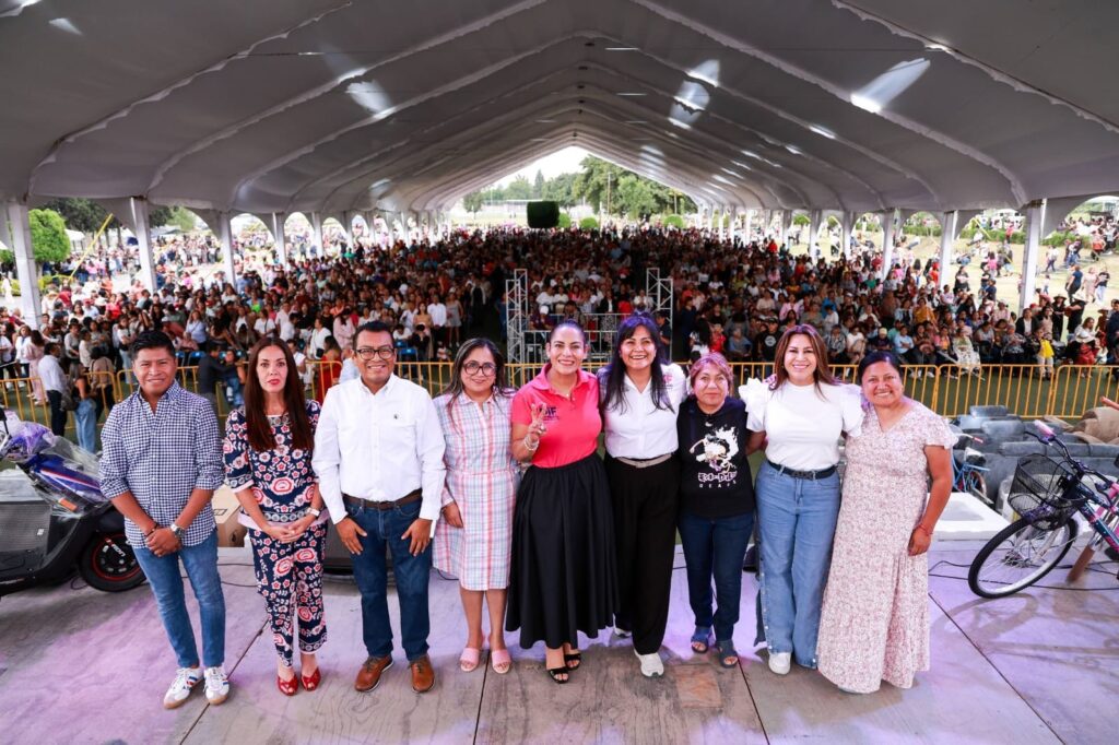 Celebra Lupita Cuautle a miles de madres sanandreseñas con música, regalos y convivencia familiar