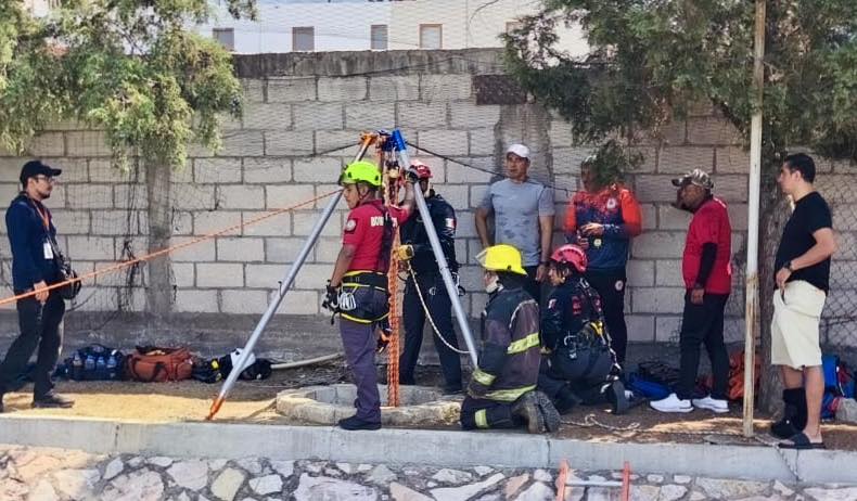 Rescatan a menor y adulto tras caer a un pozo en Universidad Interamericana