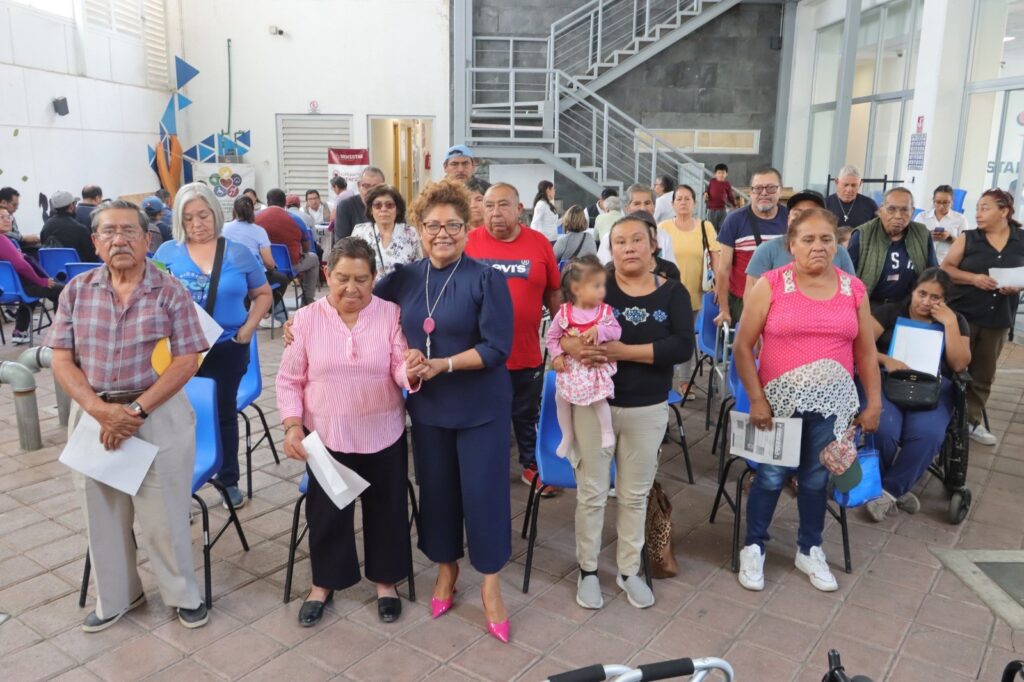 Tere Alfaro entrega aparatos funcionales en beneficio de familias de Cuautlancingo
