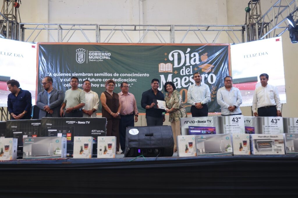 Reconoce Omar Muñoz a docentes por su compromiso con la educación