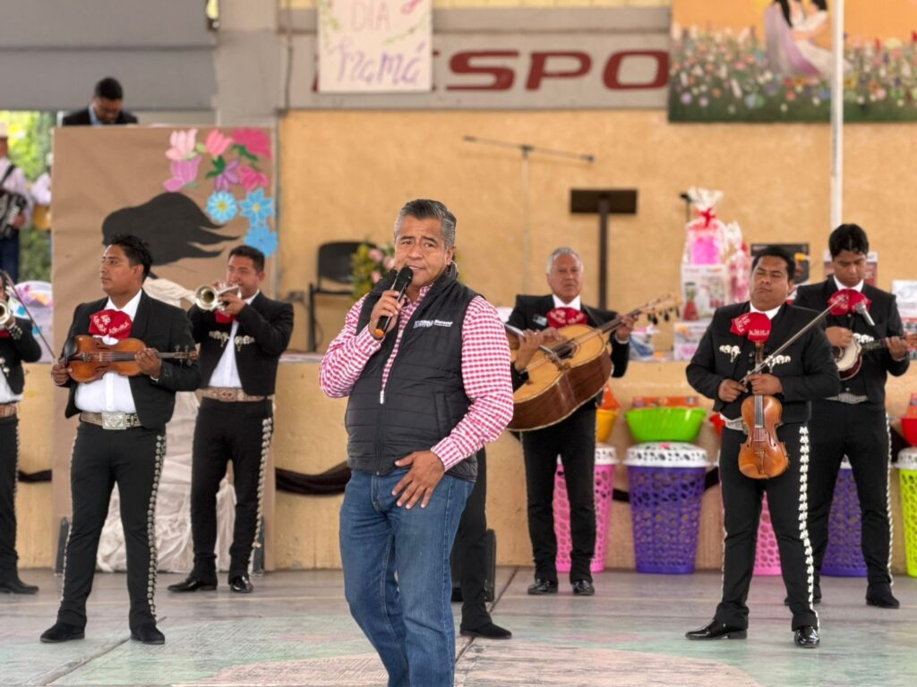 Ray Cuautli celebra a mamás de Cholula con mariachi y rosas