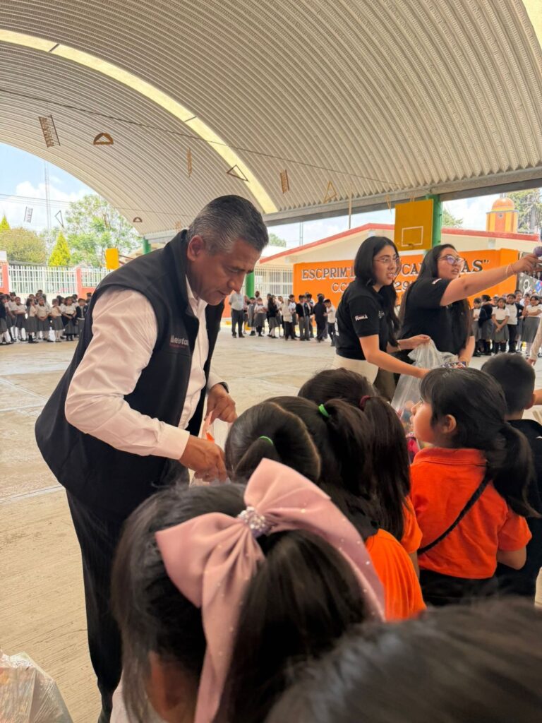 Ray Cuautli lleva alegría y convivencia a niñas y niños de San Andrés Cholula