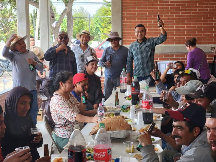 Celebran a trabajadores de la construcción por el Día de la Santa Cruz en Huejotzingo
