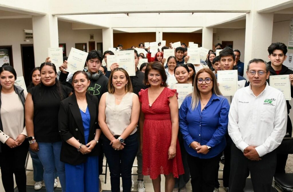 Impulsan UTH y Ayuntamiento de Tlahuapan permanencia escolar con becas