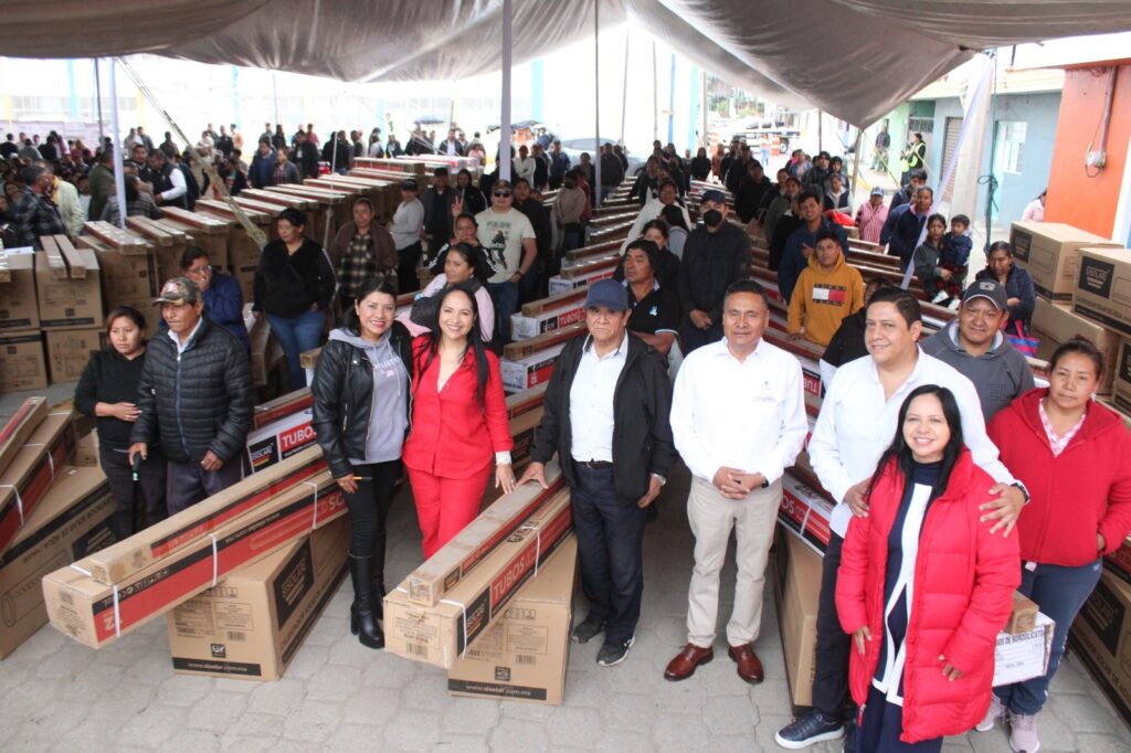 Con entrega de 138 calentadores solares, Armando Aguirre fortalece la economía de las familias de Coronango
