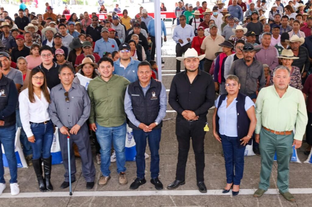 Con entrega de fertilizante, Armando Aguirre impulsa al campo de Coronango