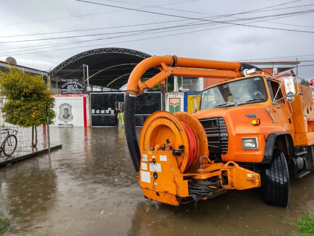 Brigadas de Coronango atienden emergencia por lluvias y apoyan a comunidad escolar de San Francisco Ocotlán