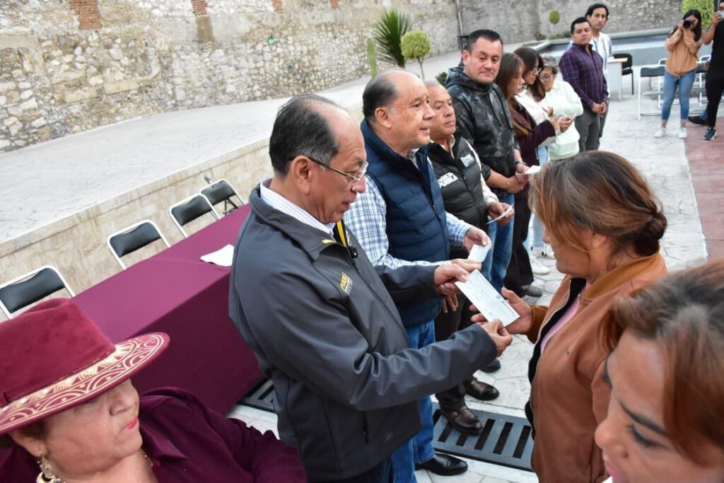 Entrega Gobierno del Estado apoyos a familias afectadas por explosión en Tepeaca