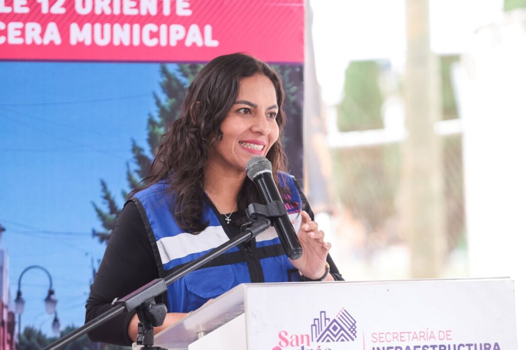 La espera terminó, inicia Lupita Cuautle pavimentación de la calle 12 oriente