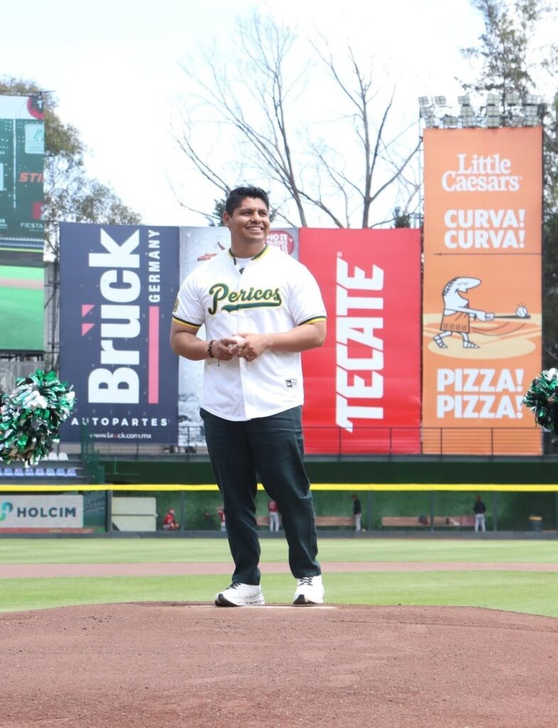 Omar Muñoz impulsa el deporte en Cuautlancingo con lanzamiento de primera bola en el Estadio Hermanos Serdán
