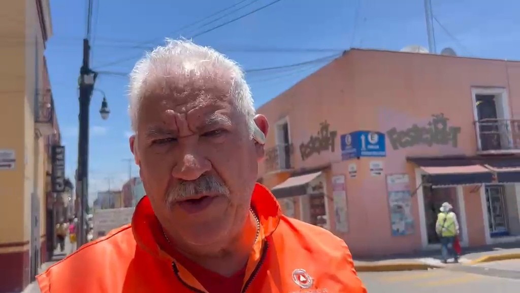 Bomberos de San Pedro Cholula atienden reporte de olor a gas y controlan fuga en el Centro del municipio