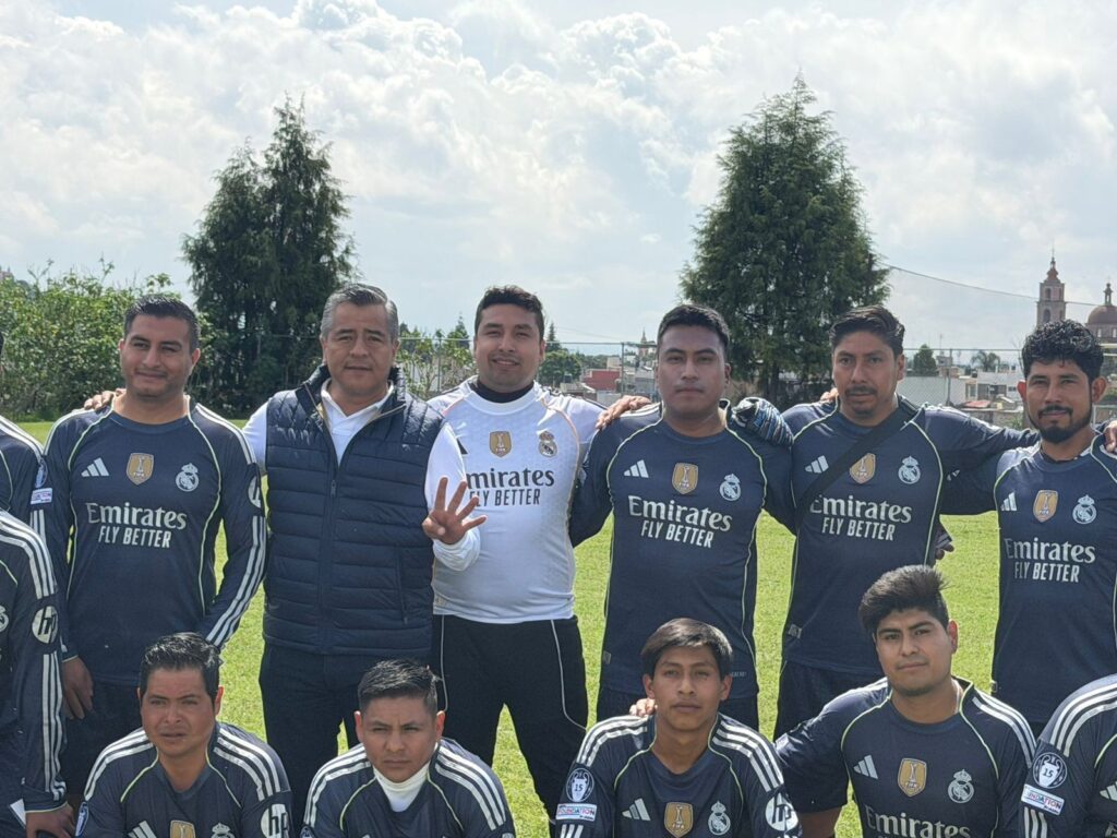 Ray Cuautli entrega uniformes deportivos para impulsar el desarrollo de jóvenes