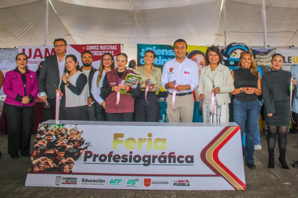 ROBERTO SOLÍS Y MIRNA TOXQUI ABREN OPORTUNIDADES UNIVERSITARIAS PARA JÓVENES DE HUEJOTZINGO