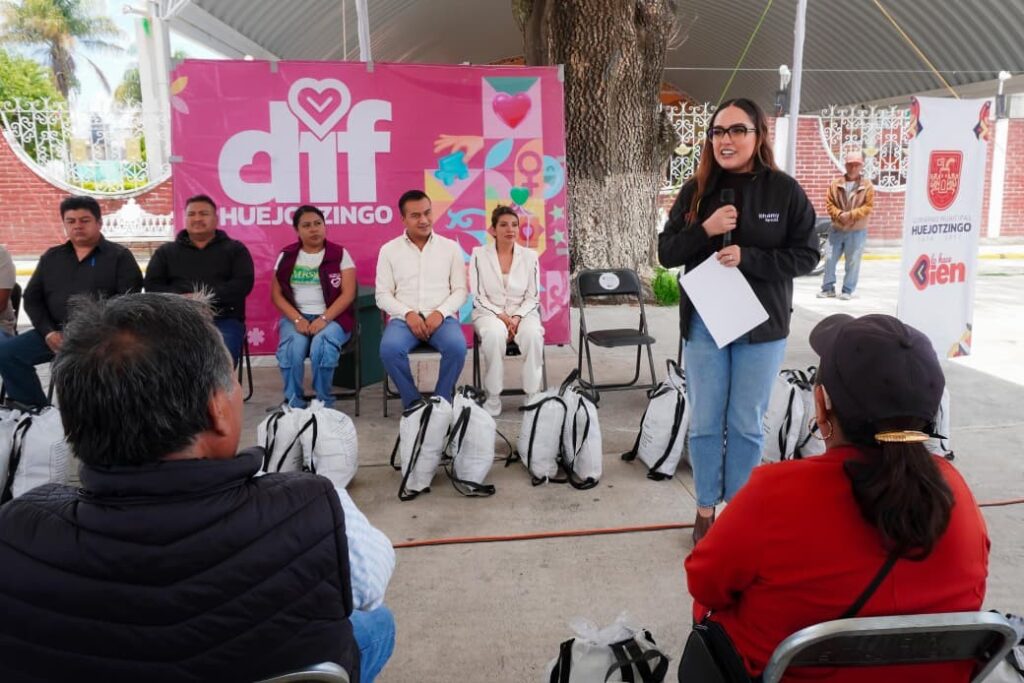 ROBERTO SOLÍS Y SHAMY SPEZIA PRIORIZAN LA ATENCIÓN A SECTORES VULNERABLES DE HUEJOTZINGO: ENTREGAN APOYOS ALIMENTARIOS A 146 FAMILIAS