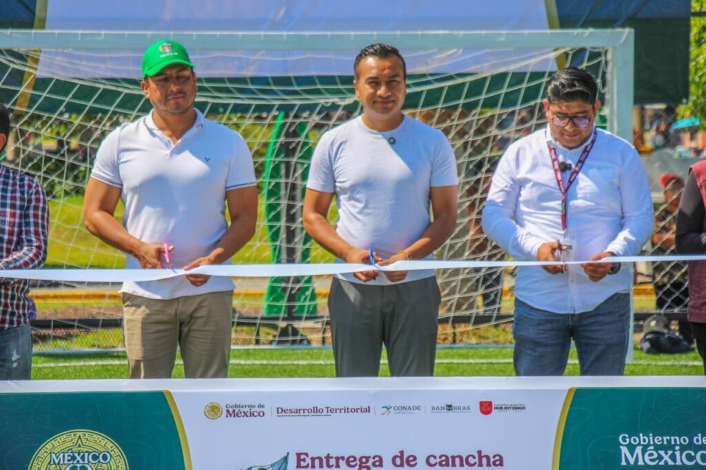 CON RESPALDO DEL GOBIERNO FEDERAL Y ESTATAL, ROBERTO SOLÍS INAUGURA CANCHA DE FÚTBOL EN EL ZÓCALO DE HUEJOTZINGO