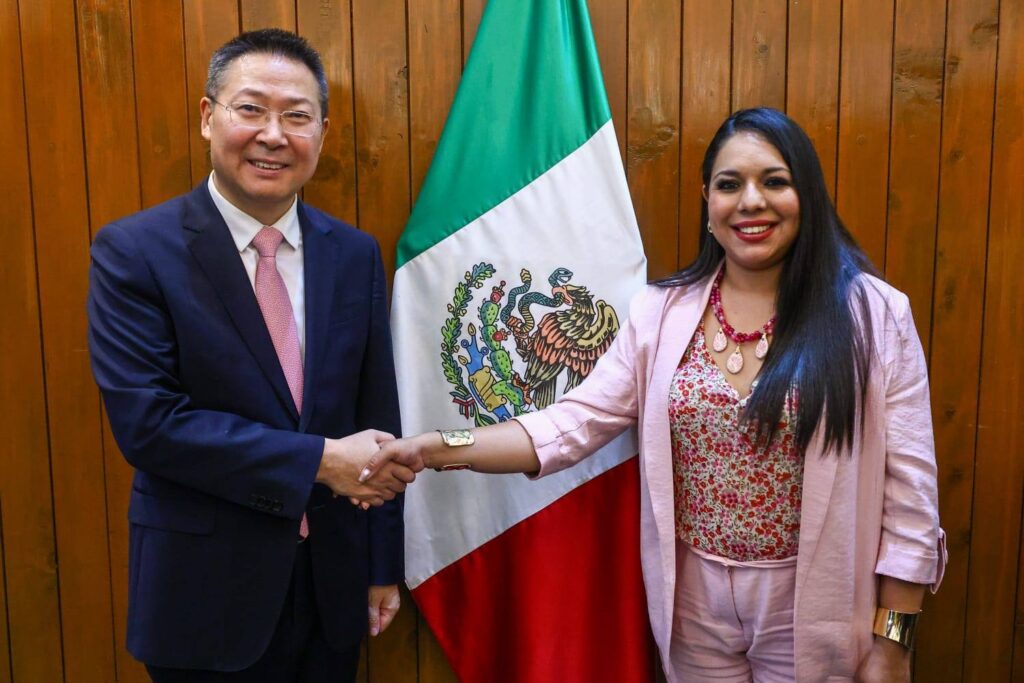 Fortalece Tonantzin Fernández lazos culturales con China mediante exposición fotográfica en San Pedro Cholula