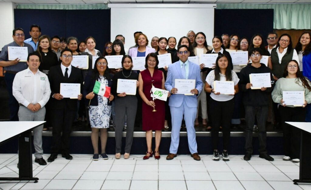 Entrega rectora de la UTH reconocimientos a 25 integrantes del Programa Delfín