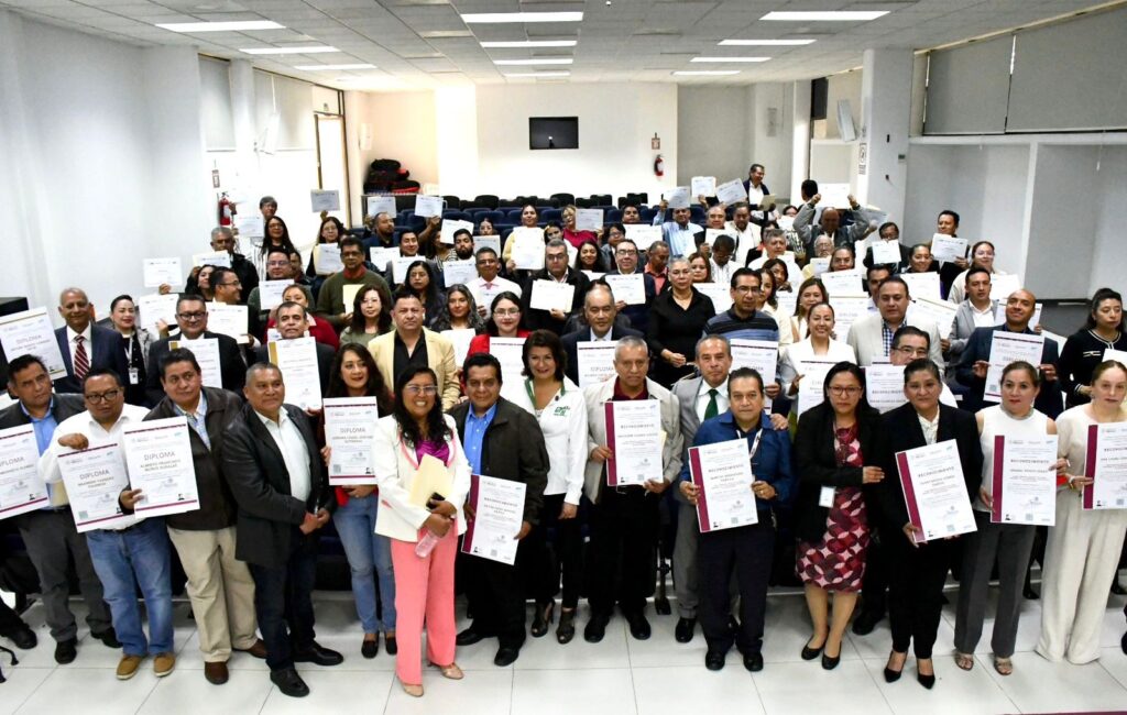 Entrega UTH 141 constancias a docentes por su actualización profesional