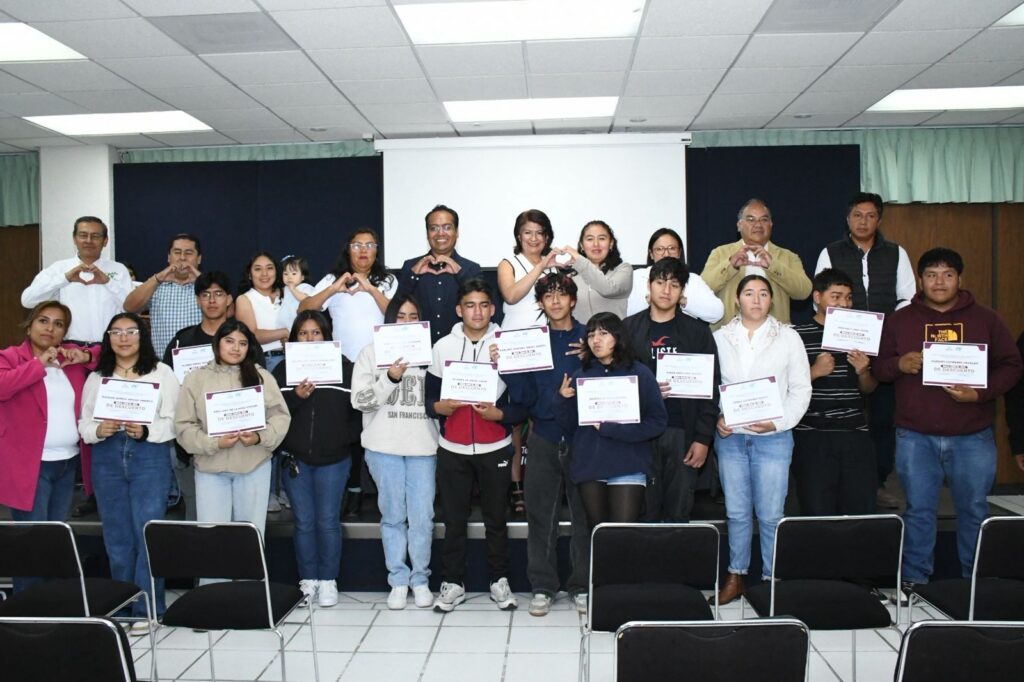 Entrega UTH becas a estudiantes de Chiautzingo