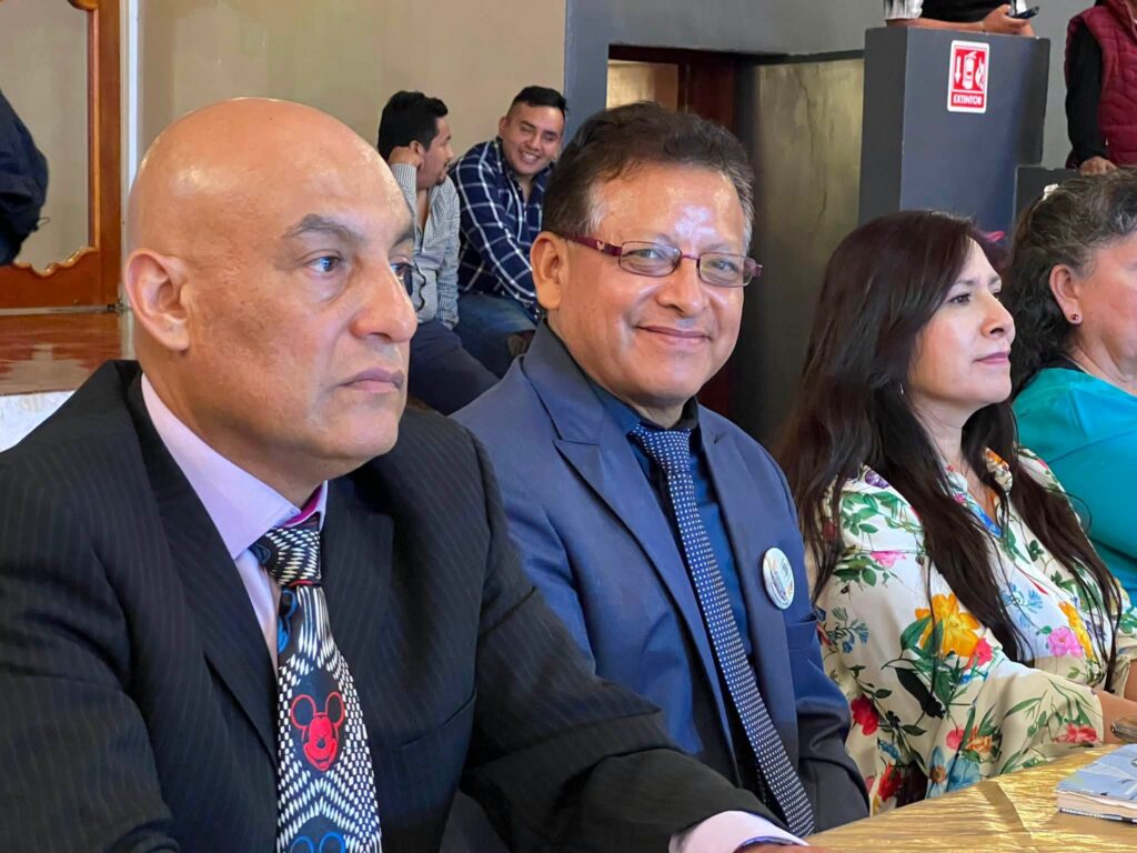 Fernando Mendoza Brito reconoce el esfuerzo de egresados del Instituto de Belleza Alex Ander