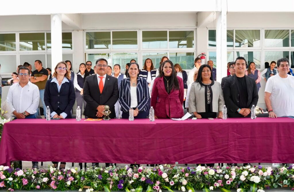 Tras firma de convenio, entrega Tonantzin Fernández becas UDLAP a jóvenes cholultecas