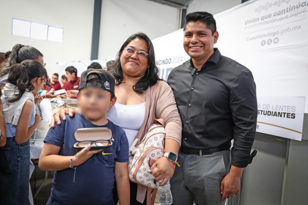 Gobierno de Cuautlancingo entrega lentes a 476 estudiantes