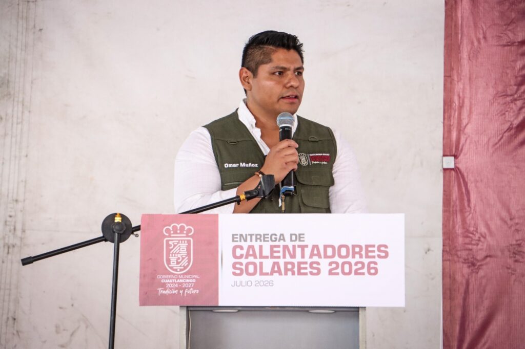 Omar Muñoz entrega 845 calentadores solares más a familias de Cuautlancingo