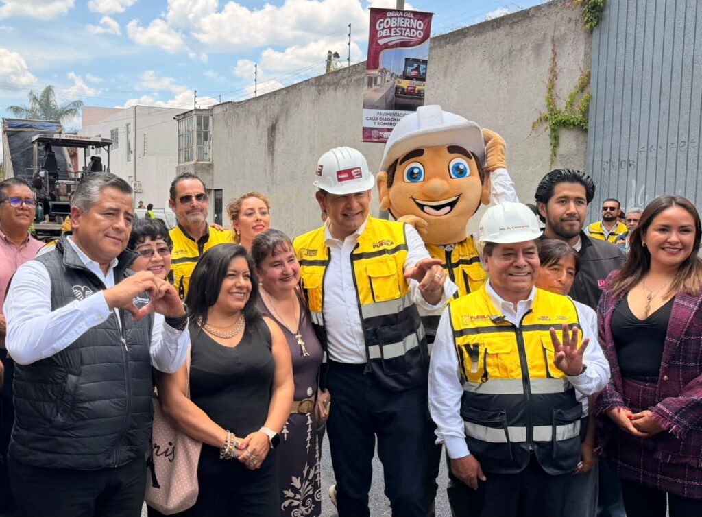 Supervisan Ray Cuautli y Alejandro Armenta avance de obra de pavimentación en Puebla