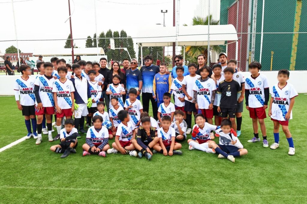 Impulsa Tonantzin Fernández el deporte inclusivo con clínica de fútbol para jóvenes en San Pedro Cholula