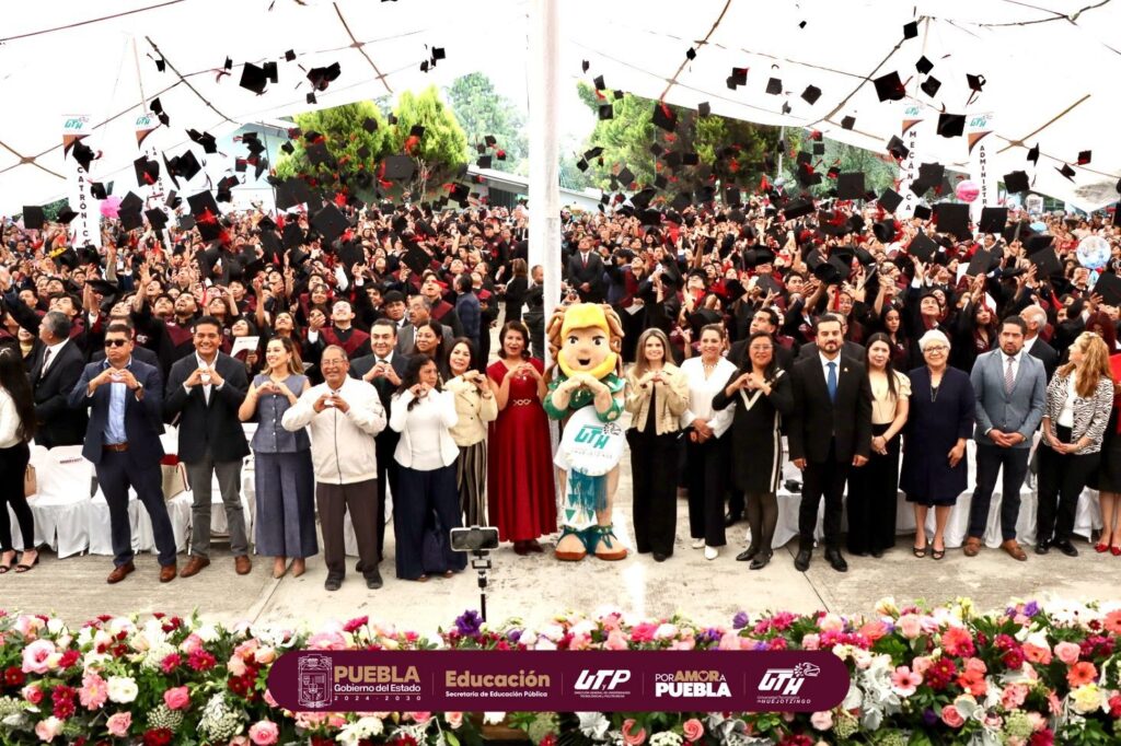 Egresan 607 profesionistas de la UTH; autoridades y familias celebran a la Generación 2026
