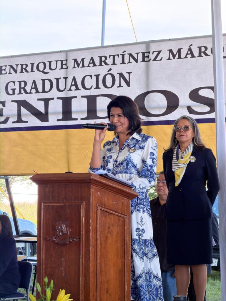 La rectora Mirna Toxqui Oliver refrenda su compromiso con la juventud de Huejotzingo al encabezar graduación del CEPEMM
