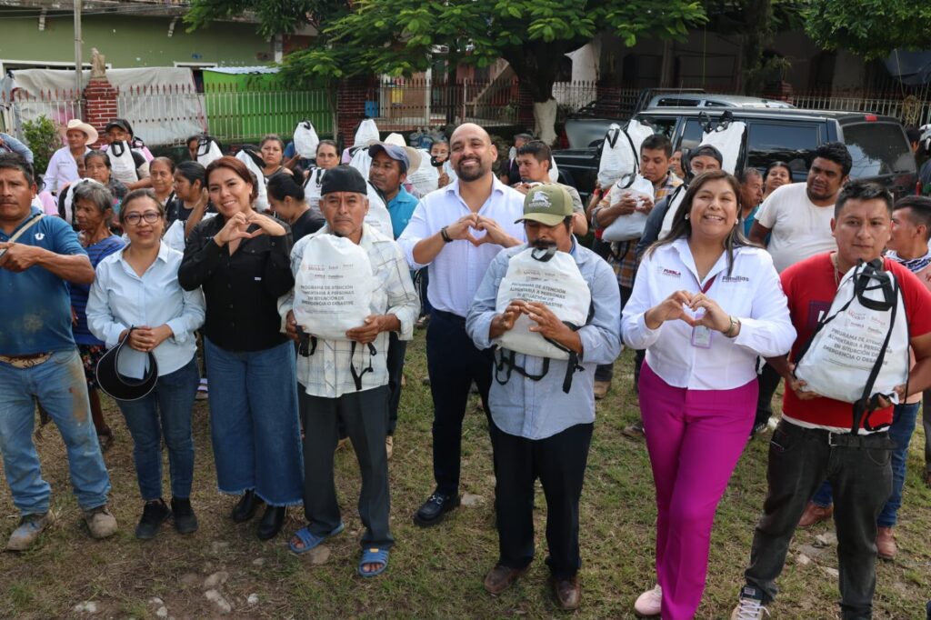 Acompaña y apoya SEDIF a familias de Tlaola ante deslaves
