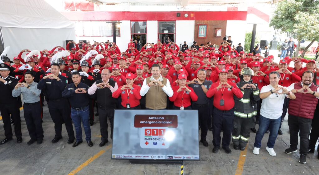 CON VIVIENDA Y EQUIPAMIENTO, GOBIERNO ESTATAL RECONOCE ENTREGA HEROICA DE BOMBEROS