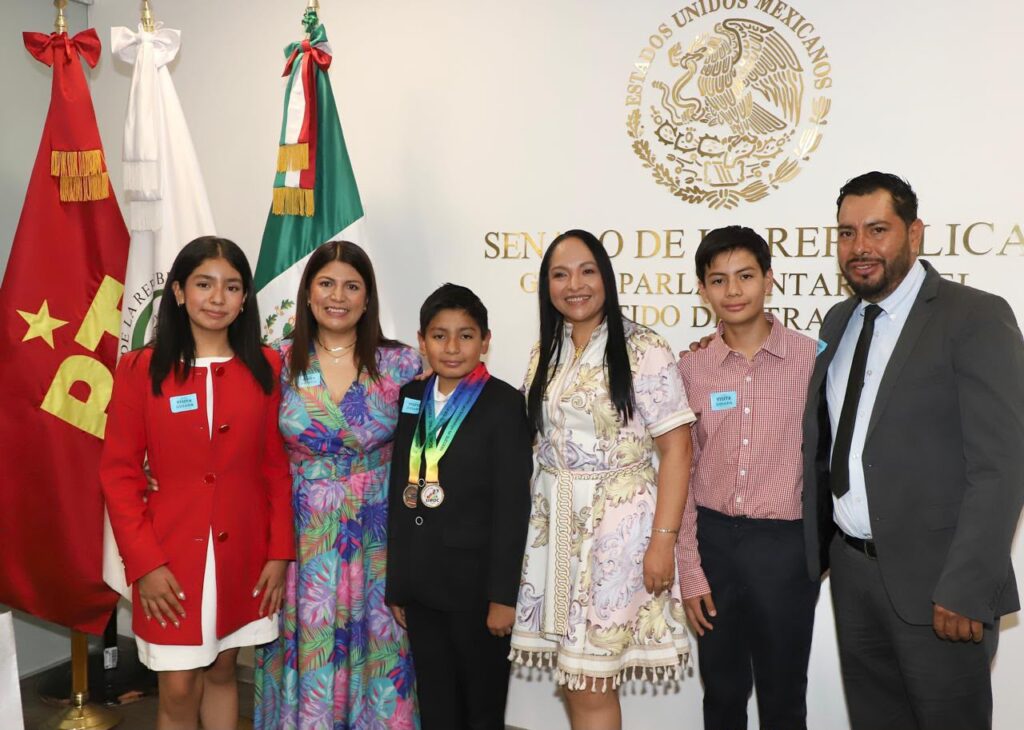 RECONOCE LIZ SÁNCHEZ A ROBERTO VÁZQUEZ, DOBLE MEDALLISTA INTERNACIONAL