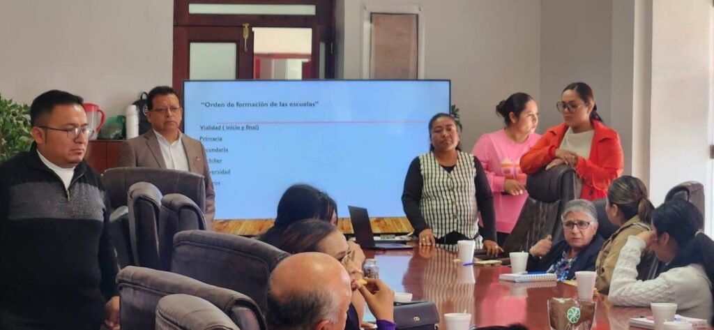 Fernando Mendoza Brito coordina con escuelas logística del Desfile Cívico Escolar de Huejotzingo