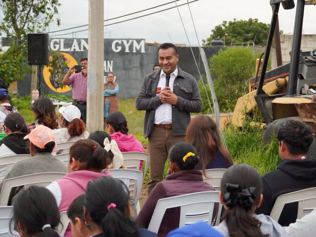 ROBERTO SOLÍS TRANSFORMA LA CARRETERA PANCOAC – HUEJOTZINGO CON 3.5 KM DE ASFALTO Y 179 LUCES SOLARES