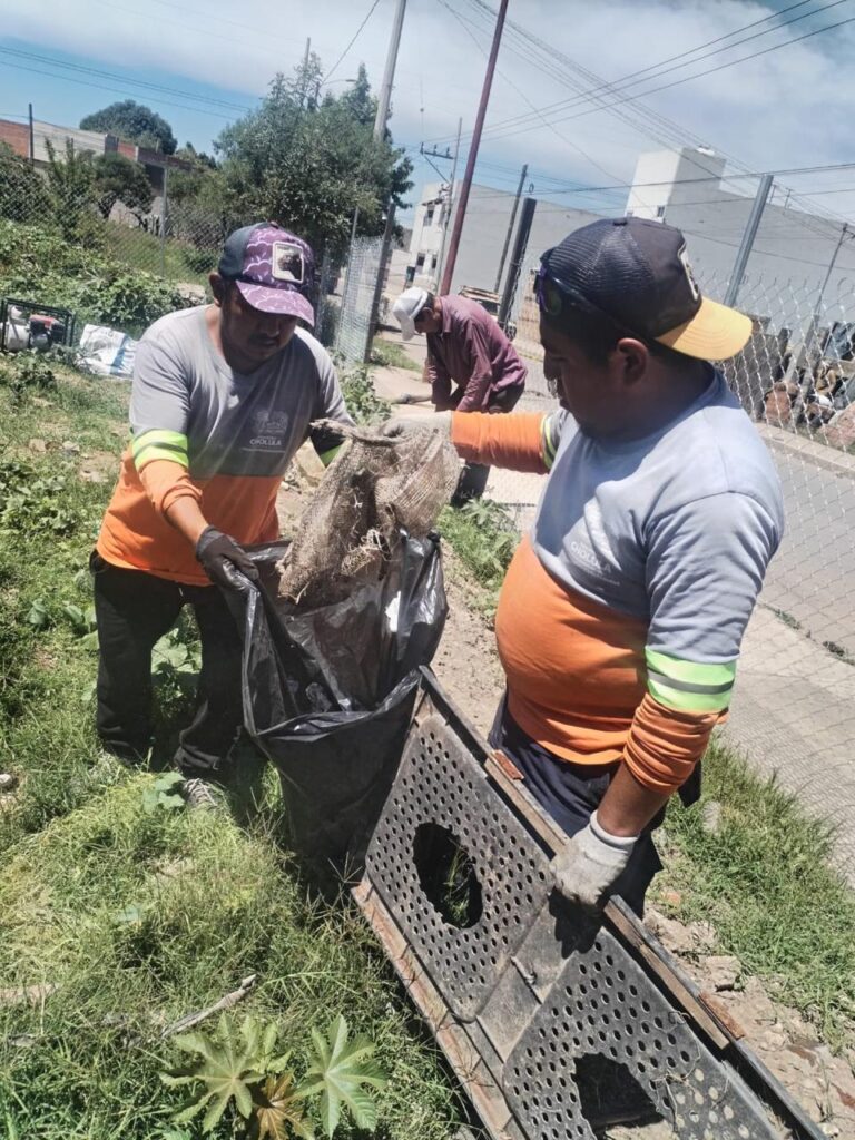 Gobierno de San Pedro Cholula mantiene labores permanentes de limpieza en el vaso regulador de Santiago Mixquitla